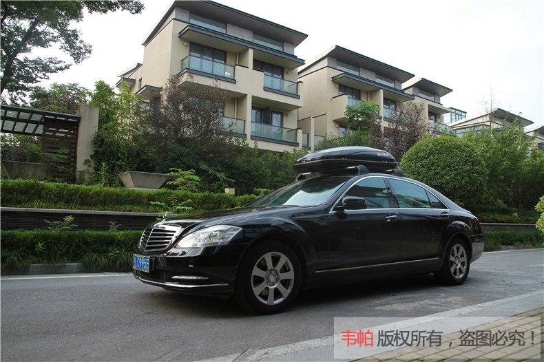 奔馳S300安裝黑色車頂行李箱圖片-奔馳S300專用汽車車頂箱